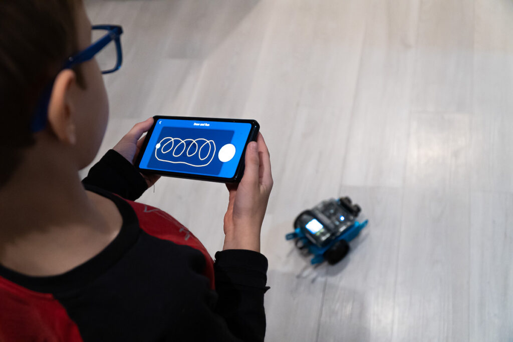 Drawing a path to control the mBot Neo